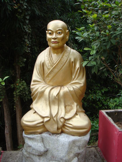 2011 - HongKong; der Weg ist gesäumt mit lebensgrossen Bodhisattvas - buddhistischen Heiligenfiguren