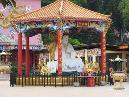 2011 - HongKong; leider war das Tor bereits verschlossen - geöffnet bis Sonnenuntergang...