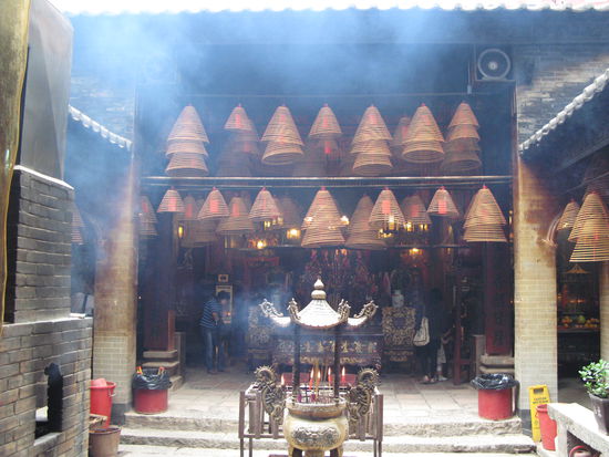 2011 - Man Mo Tempel; unter der Decke hangen riesige Räucherspiralen, in denen Botschaften an die Ahnen und Götter auf rotem Papier aufgeschrieben sind und die durch den Rauch ins Jenseits aufsteigen sollen.