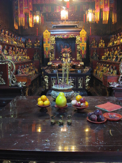 2011 - Man Mo Tempel; der Altar mit Opfergaben...