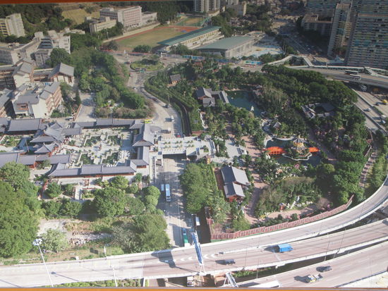 2011 - HongKong; links das ChiLin Kloster und rechts der Nan Lian Garden im Überblick, dazwischen und ringsherum die Autobahn!