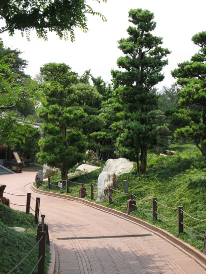 2011 Nan Lian Garden; die Wege, hin und wieder ertönt leise Musik aus versteckten Lautsprechern...