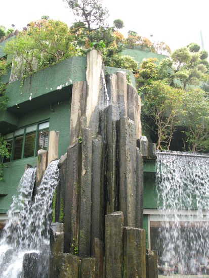 2011 - Nan Lian Garden; wer würde hinter der Wasserwand rechts ein Restaurant vermuten...?