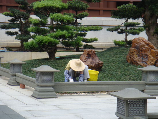 2011 - ChiLin Kloster; Gartenpflege...