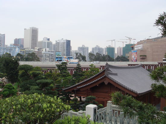 2011 - ChiLin Kloster; der Ausgang führt unter der Autobahn durch zum nahgelegenen Einkaufstempel Plaza Hollywood...