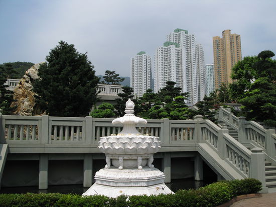 2011 - Nan Lian Garden; der Aufgang zum Kloster; The Light of Enlightenment