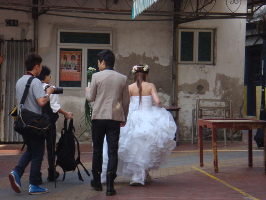 2011 - Coloane; ... die Hochzeitsfotos werden schon mal gemacht!  Ohne Worte! Man beachte das Schuhwerk des Bräutigams...