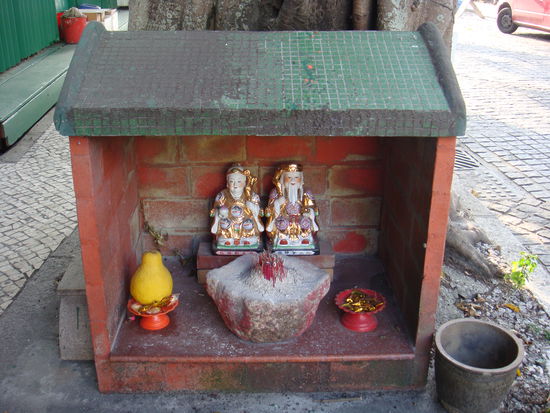 2011 - Coloane; ein Opferaltar - wie oft zu sehen ist