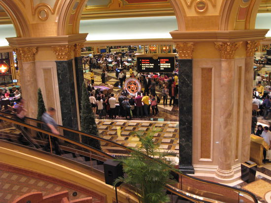 2011 - Macau; Blick in die Spielsalons