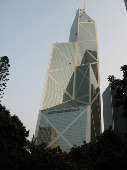 2011 - HongKong Island; Bank of China Tower - 368 m hoch, 1990 fertig erstellt war damals der grösste Wolkenkratzer der Stadt und sollte Chinas Herrschaftsanspruch in der Kolonie verkörpern. Der Rekord hielt jedoch bloss 2 Jahre. Mit 420 m Höhe zählt der Turm 2 des Internationalen Finanzzentrums IFC zu den höchsten Gebäuden der Welt!