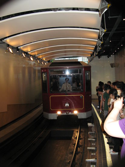 2011 - HongKong; die Peak Trambahn führt auf den Aussichtspunkt...