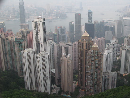 2011 - HongKong; da stehen sie, brav aufgereiht, die Hochhaustürme...