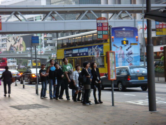2011 - HongKong; geordnet auf den Bus warten...