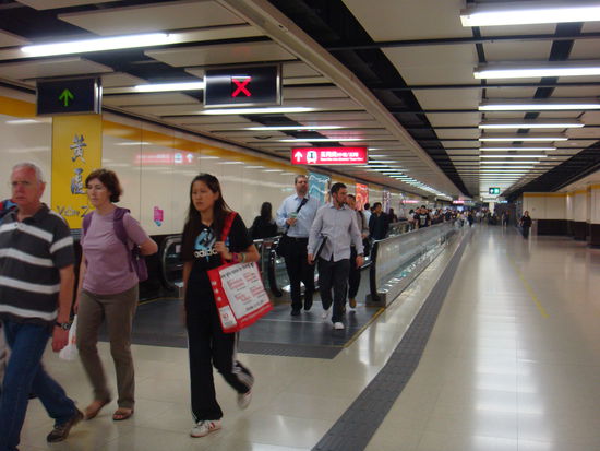 2011 - HongKong; geordnetes und schnelles Gehen in der U-Bahn