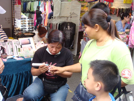2011 - HongKong; Nagelpflege auf dem Markt