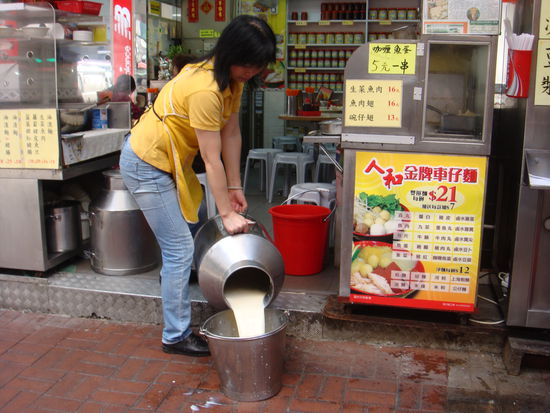 2011 - KowLoon; wird die Milch wohl "nach Vorschrift" umgefüllt...?