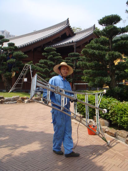 2011 - HongKong; Gärtner im Nan Lian Garden