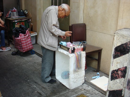 2011 - KowLoon; Brillenverkäufer