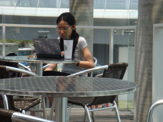 2011 - HongKong; am Nachmittag im Café