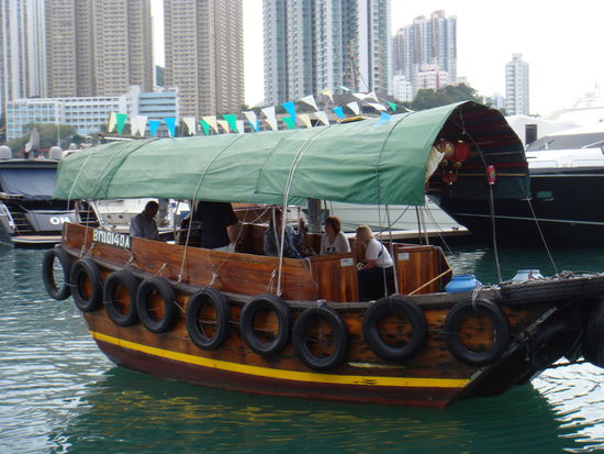 2011 - Aberdeen; eine Sampan-Rundfahrt im Hafen
