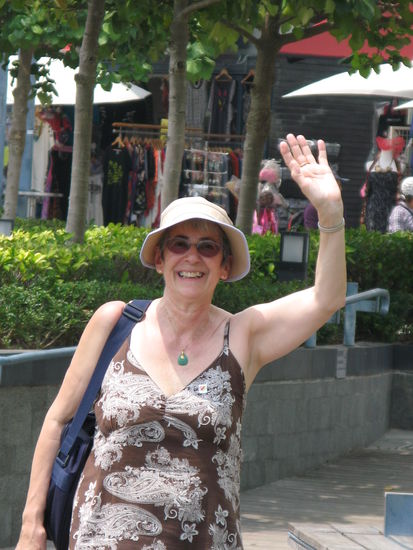 2011 - Stanley; wer winkt denn da - auf zum Shopping im Stanley-Market