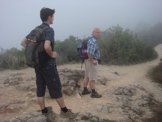 2011 - Stanley; auf einer Wanderung in der Nähe; leider sind starker Nebel und Nieselregen aufgekommen