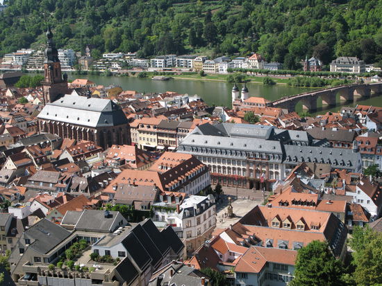 Heidelberg - links die Hl.-Geist-Kirche, rechts das Rathaus