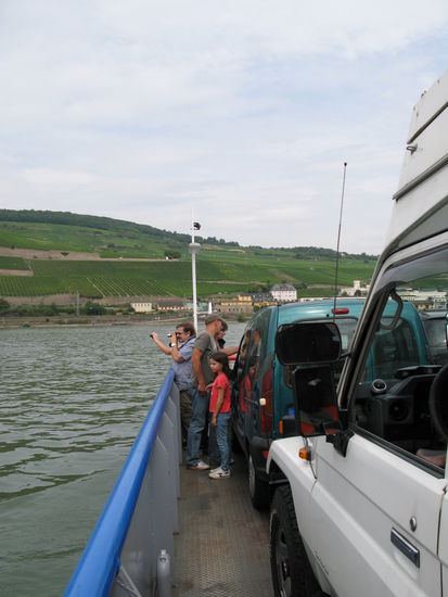 Die Fähre bringt uns über den Rhein, von Bingen nach Rüdesheim