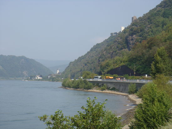 Die Fahrt entlang dem Rhein ist wirklich sehr abwechslungsreich, reichlich gespickt mit Schlössern, Burgen und malerischen Dörfern