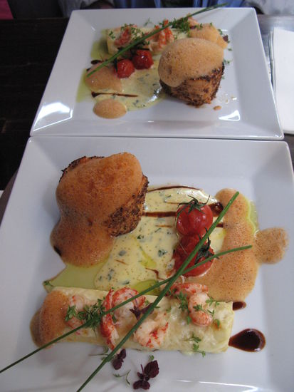 Stockholm - zum Nachtessen lassen wir uns in einem Restaurant verwöhnen: "gepfeffertes Lachssteak mit Canelloni - gefüllt mit Hummer... mmmmh!