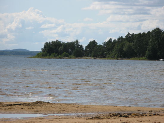 Karlstad - den Nachmittag geniessen wir mit Lesen am Strand des Värna-Sees...