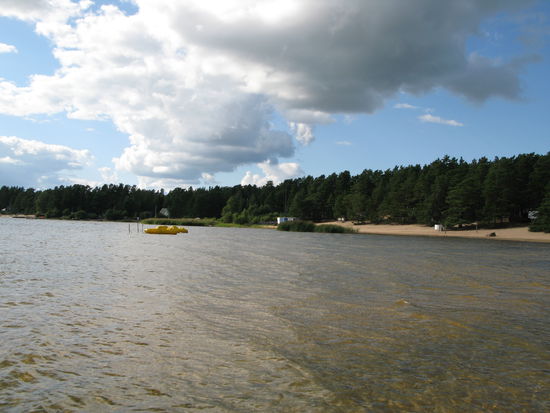 Karlstad - am Värna-See; obwohl noch viele Wohnwagen stehen, ist der Campingplatz wenig belegt. Die Sommerferienzeit ist beendet. Es sind fast nur noch Dauercamper hier.
