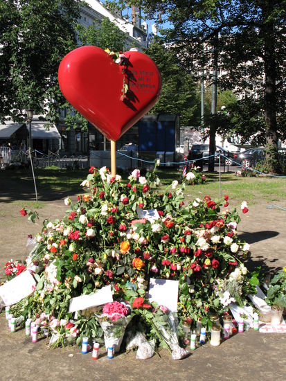 Oslo - trauert nach dem sinn- und ruchlosen Anschlag eines Irren auf unschuldige Menschen...