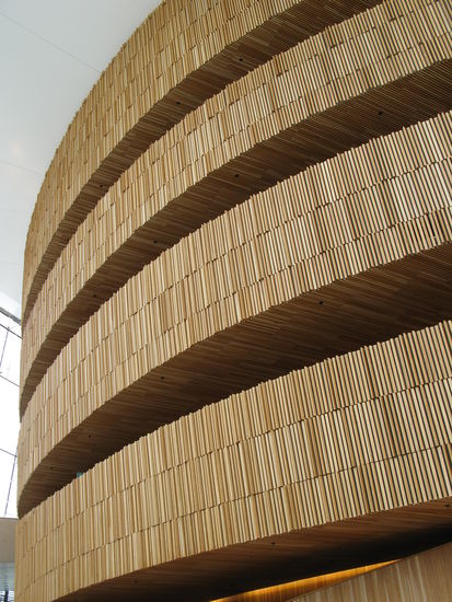 Oslo - die Aufgänge zu den verschiedenen Rängen in Holz ausgeführt...