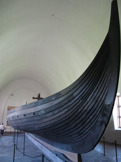 Oslo - das Oseberger-Schiff aus dem Jahre 820; es wurde zum Grabschiff einer mächtigen Frau und ihrer Dienerin...