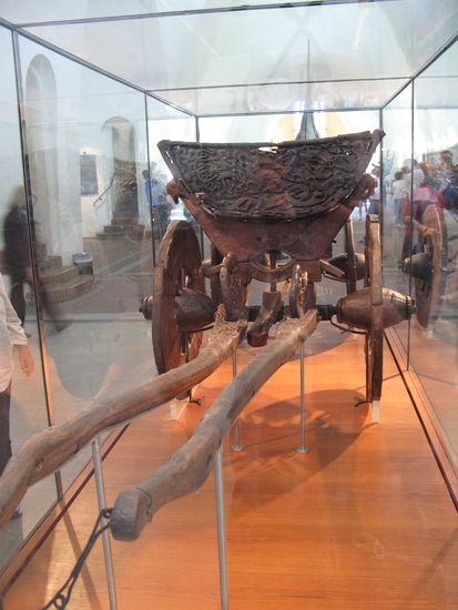 Oslo - der hölzerne Wagen aus dem Oseberg-Grab