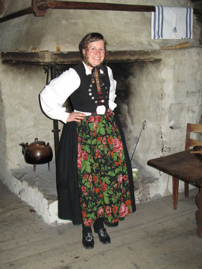 Oslo - junge Frau in Tracht aus Hallingdal