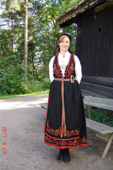 Oslo - junge Frau in Telemark-Tracht; das "Handy" gehört nicht dazu...