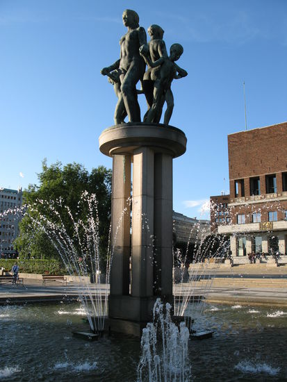 Oslo - mit schönen Brunnen und Plastiken davor...