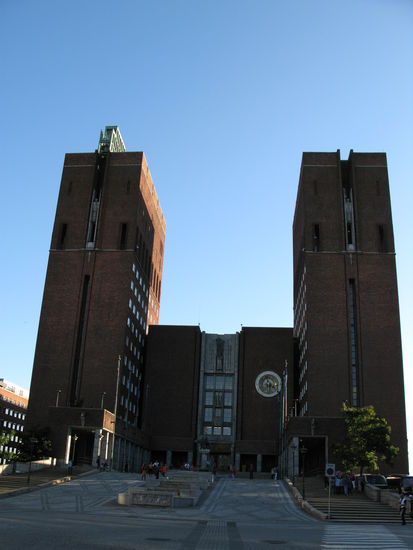Olso - der Eingang zum Rathaus...