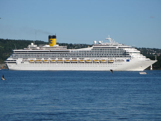 Oslo - ein Luxusliner im Oslofjord...