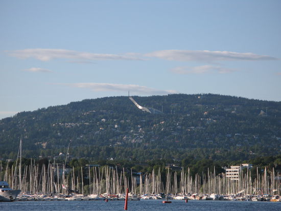 Oslo - Holmenkollen; die weisse, von weitem sichtbare Holmenkollen-Wintersportanlage wurde 2010 neu eröffnet. Die Krönung der WM-Arena ist die mäjestätische Sprungschanze in modernem architektonischen Design.
