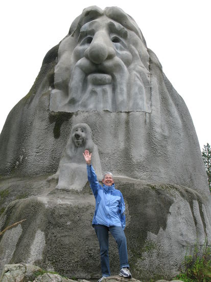Oslo - Kathrin in Siegerpose; sie hat's geschafft im Skisimulator, 2 Sprünge von der Schanze und dazu hinterher die Abfahrt von Lillehammer...