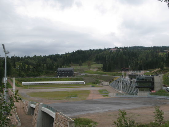 Oslo - was sich jeweils in der warmen Stube via TV so leicht aussieht... rechts die Kabinen der TV-Leute, davor das Stadion der Langläufer...