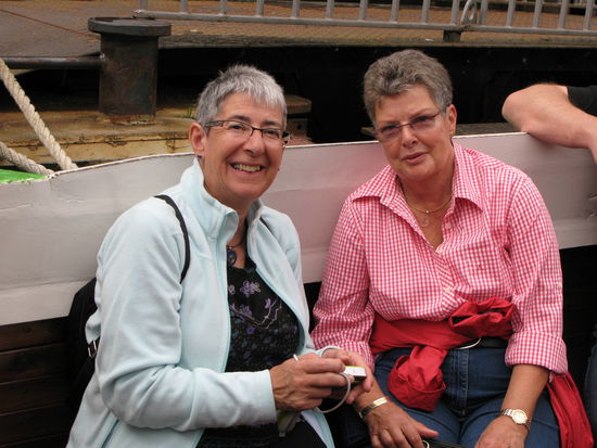 Hamburg - Kathrin und Inga bei der Hafenrundfahrt