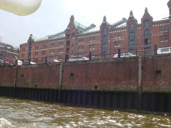 Hamburg - die alten Lagerkontore werden verdrängt - resp. nicht mehr gebraucht und einem andern Zweck zugeführt - hier das grösste Modell-Eisenbahnmuseum der Welt und das Martime Museum unterhalb