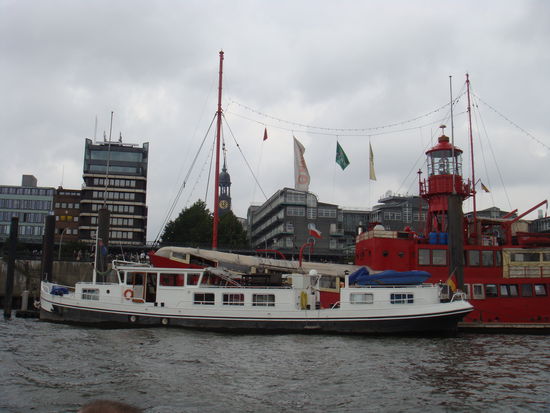 Hamburg - schiffbarer Leuchtturm