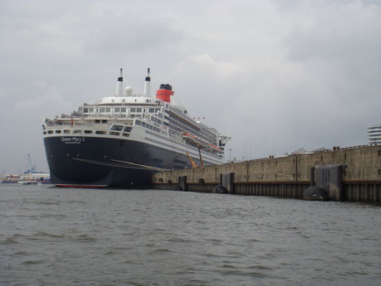 Hamburg - zu Besuch bei der Queen Mary 2; das wohl luxuriöseste Kreuzfahrtschiff