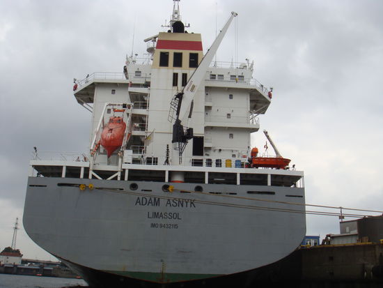 Hamburg - orange Rettungskapsel... hoffentlich hat der Letzte die Luke geschlossen - die Kapsel fällt aus über 30 Metern ins Wasser...