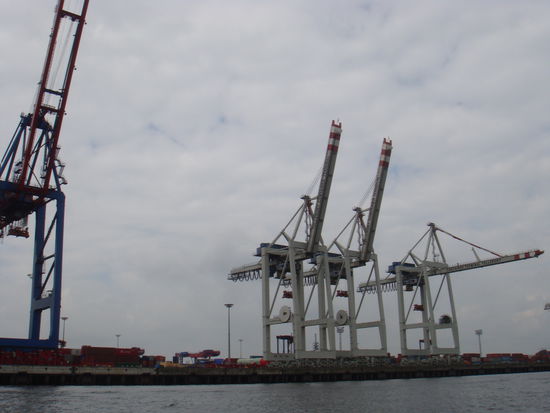 Hamburg - im Containerhafen; leider liegt kein Container-Schiff an der Mauer